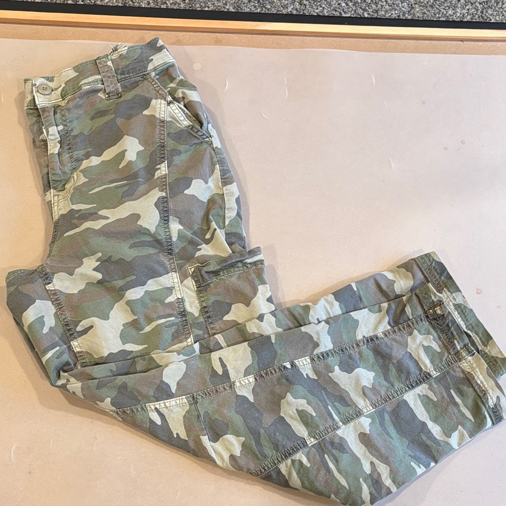 Camouflage American Eagle Barrel Leg Pants